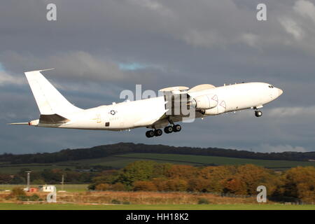 164386, eine Boeing E-6 b von der United States Navy, fährt vom Flughafen Prestwick in Ayrshire. Stockfoto