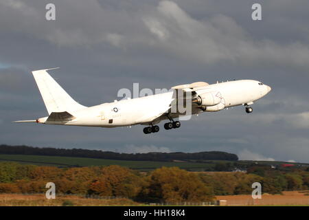 164386, eine Boeing E-6 b von der United States Navy, fährt vom Flughafen Prestwick in Ayrshire. Stockfoto
