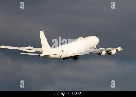164386, eine Boeing E-6 b von der United States Navy, fährt vom Flughafen Prestwick in Ayrshire. Stockfoto