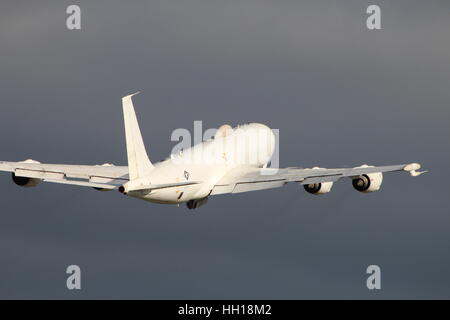 164386, eine Boeing E-6 b von der United States Navy, fährt vom Flughafen Prestwick in Ayrshire. Stockfoto