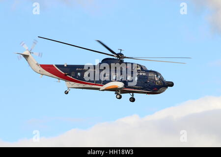 G-BFRI, ein Sikorsky S-61N Mk.II von britische internationale Hubschrauber, Abfahrt Flughafen Prestwick während der Übung Joint Warrior 162 Stockfoto