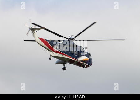 G-BFRI, ein Sikorsky S-61N Mk.II von britische internationale Hubschrauber, Abfahrt Flughafen Prestwick während der Übung Joint Warrior 162 Stockfoto