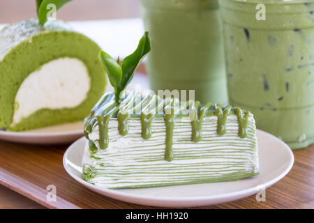 Geschlossen bis grüner Tee Kuchen Roll und Crêpe Kuchen mit Matcha-Grüntee Stockfoto