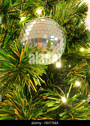 Spiegel Discokugel hängen Weihnachtsbaum für Feier Stockfoto