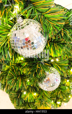 Spiegel Discokugel hängen Weihnachtsbaum für Feier Stockfoto