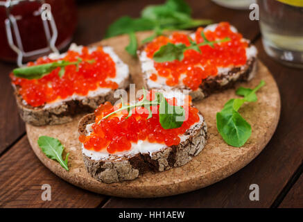 Sandwich mit rotem Kaviar Stockfoto