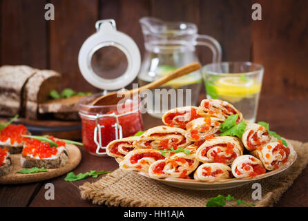 Pfannkuchen mit rotem Kaviar auf Platte. Russische Küche. Maslenitsa Stockfoto