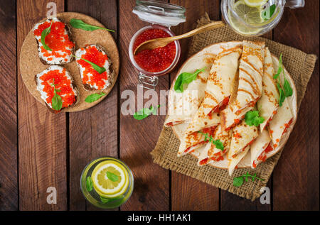 Pfannkuchen mit rotem Kaviar auf Platte. Russische Küche. Maslenitsa Stockfoto