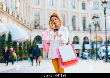 Frau einkaufen in Paris, Place Vendome Stockfoto