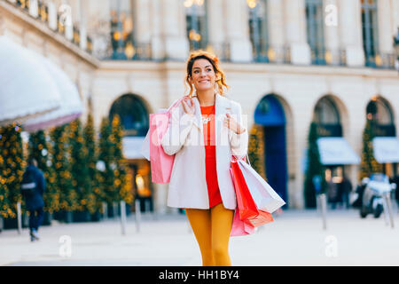 Frau einkaufen in Paris, Place Vendome Stockfoto