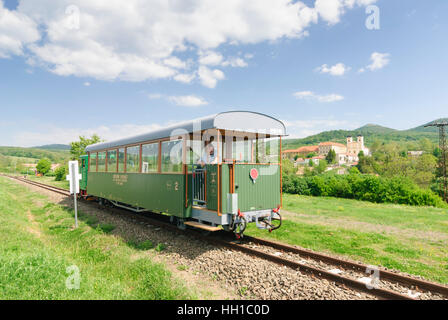 Marianosztra: Schmalspur-Museumsbahn vor der Wallfahrtskirche in den Bergen Börzsöny, Komarom-Esztergom, Ungarn Stockfoto