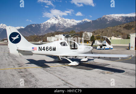 SION, Schweiz - März 30: Columbia-400 Vorbereitung für den Abflug am 30. März 2012 in Sion, Schweiz. Sion ist einer der Flughäfen busines Stockfoto