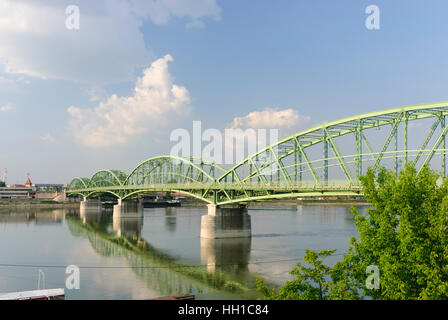 Komárom (Komorn): Straßenbrücke über die Donau, Komarom-Esztergom, Ungarn Stockfoto