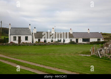 Hübsche weiße Ferienhäuser in Moelfre an der Küste von Anglesey, Nordwales Stockfoto