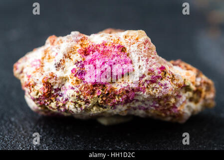 Rosa und roten Rubin Kristalle im Host Mineral. Stockfoto