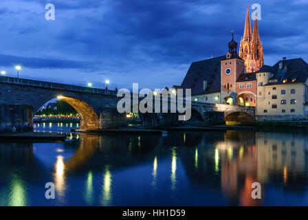 Regensburg: Steinerne Brücke (steinerne Brücke) über die Donau und die Kathedrale, Oberpfalz, Oberpfalz, Bayern, Bayern, Deutschland Stockfoto