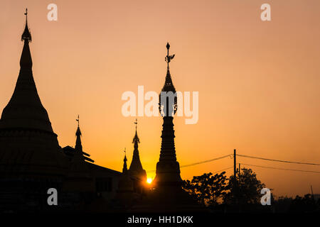 Hinterleuchtete Pagoden bei Sonnenuntergang, Kontur, Shwedagon-Pagode, Yangon, Myanmar Stockfoto