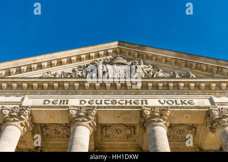 Deutscher Bundestag, Giebel mit Inschrift Dem Deutschen Volke, Reichstagsgebäude, Regierungsviertel, Berlin, Deutschland Stockfoto