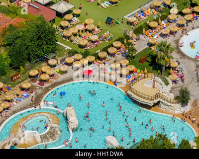 Luftaufnahme von Piani di Clodia-Camping, Campingplatz, Schwimmbad und Sonnenterrasse mit Sonnenschirmen, Camper, Gardasee, Lazise Stockfoto