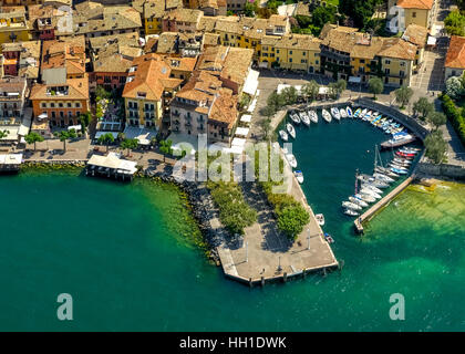 Hafen von Torri del Benaco, Gardasee, Veneto, Italien Stockfoto