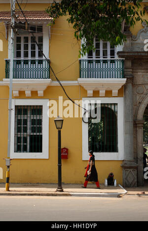 Indische Frau zu Fuß vor einer restaurierten portugiesischen Gebäude, Panaji oder Panjim, der Hauptstadt von Goa, Indien Stockfoto