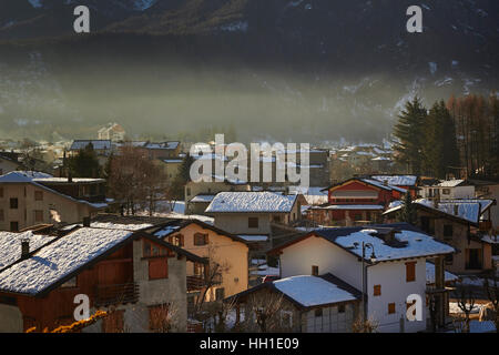 Dorf Entracque, Cuneo, Piemont, Italien. Italienischen Alpen im Hintergrund. Stockfoto
