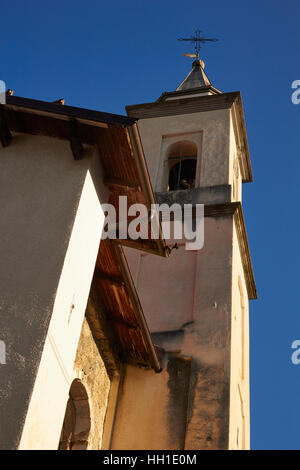 Dorf Kirche, Entracque, Cuneo, Piemont, Italien. Die italienischen Alpen Tiefenmesser sind im Hintergrund. Stockfoto