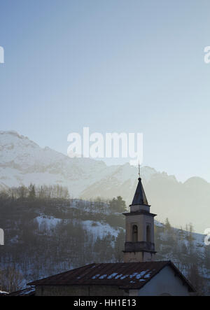 Chiesa Sant ' Antonio, Entracque, Cuneo, Piemont, Italien. Die italienischen Alpen Tiefenmesser sind im Hintergrund. Stockfoto