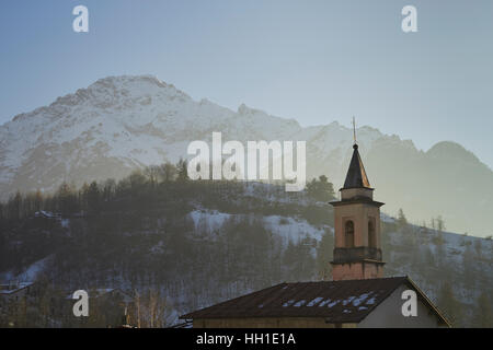 Chiesa Sant ' Antonio, Entracque, Cuneo, Piemont, Italien. Die italienischen Alpen Tiefenmesser sind im Hintergrund. Stockfoto