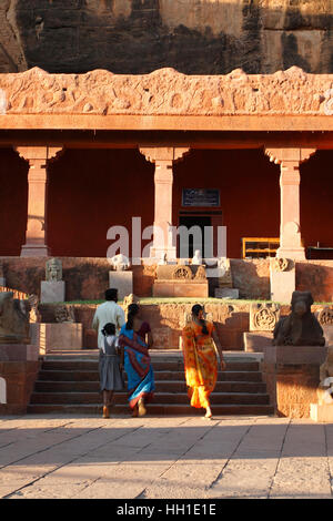 Indische Frau trägt einen Besuch des archäologischen Museums in rotem Sandstein, Badhami, Karnataka, Indien sari Stockfoto