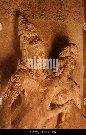 Tanzende Frau, Apsaras, in einem hinduistischen Tempel Shiva gewidmet an die antike Stätte von Pattadakal, Karnataka, Indien Stockfoto