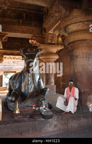 Guardening der Heilige Stier Nandi in einem Tempel Shiva gewidmet, an der antiken Stätte von Pattadakal, Karnataka, Indien Stockfoto