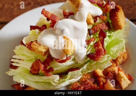 Ein klassisches Keil Salat mit Ranch Dressing. Stockfoto