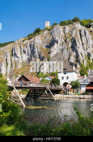 Alte hölzerne Brücke über Seitenarm des Flusses Altmühl mit Burg Randeck, Essing, Altmühltal, untere Bayern, Bayern, Deutschland Stockfoto