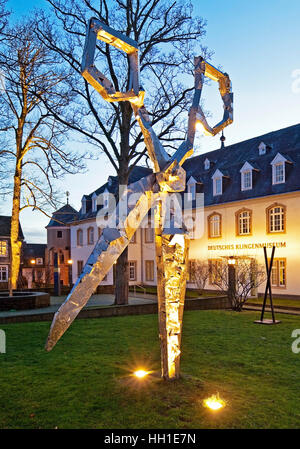 Der Schritt, Skulptur von Armin Sharon, Deutsches Klingenmuseum, Klinge Museum, Gräfrath, Solingen, Bergisches Land Stockfoto