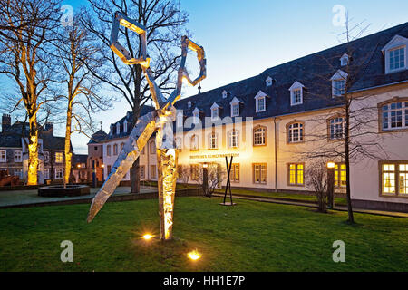 Der Schritt, Skulptur von Armin Sharon, Deutsches Klingenmuseum, Klinge Museum, Gräfrath, Solingen, Bergisches Land Stockfoto