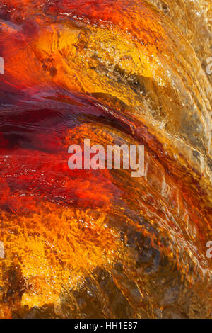 Rio Tinto, Red River, Detail mit oxidiertes Eisen Mineralien im Wasser, Provinz Huelva, Andalusien, Spanien Stockfoto