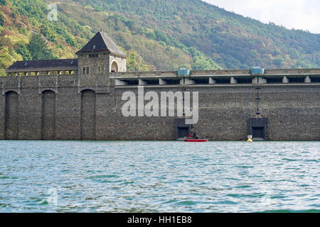 Blick vom Edersee bis zum Staudamm, ein Fischerboot vor der Wand Stockfoto