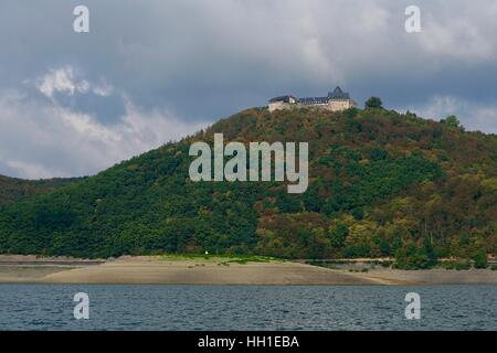 Schloss Waldeck, Blick aus dem Edersee Stockfoto