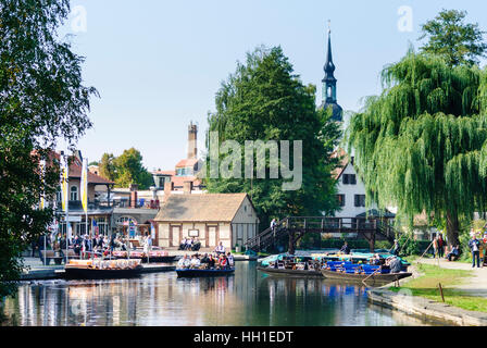 Lübbenau/Spreewald: Kleines Boot fahren Hafen von Lübbenau für Reisen in den Spreewald, Brandenburg, Deutschland Stockfoto