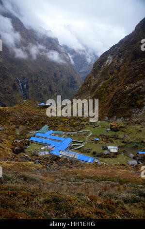 Machhapuchhre Base Camp (MBC) und der Modi Khola-Tal im Annapurna Sanctuary, Himalaya, Nepal, Asien. Stockfoto