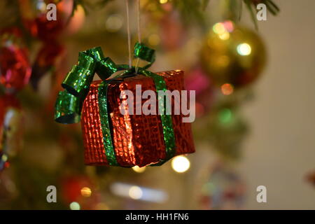 Eine '' Geschenk-Box'' Dekoration an den Weihnachtsbaum. Stockfoto