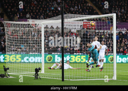 Swansea City Jack Cork (links) Partituren eigene Tor Tor aus ein abgefälschter Schuss von Arsenals Alex Iwobi (verdeckt) für Arsenal das zweite Tor des Spiels während der Premier-League-Spiel im Liberty Stadium Swansea. Stockfoto