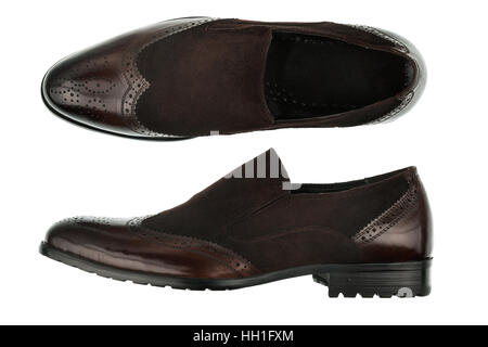 Klassische männliche braune Lederschuhe isoliert auf einem weißen. Ansicht von oben. Seitenansicht Stockfoto