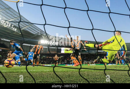 AFC Bournemouth Tyrone Mings (links) Partituren ein Eigentor in der Premier League match bei The KCOM Stadium, Rumpf. Stockfoto