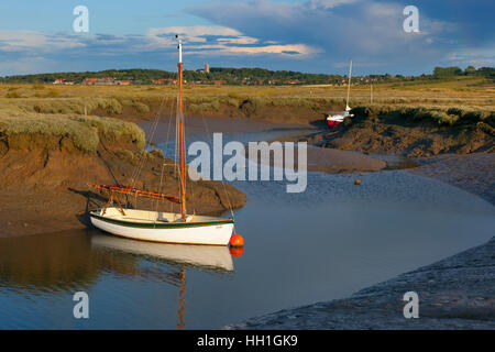 Morston Kai und Blakeney Dorf und Kirche im Hintergrund North Norfolk Stockfoto