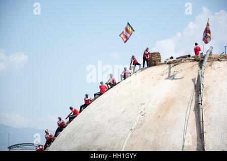 Arbeiter Wiederaufbau des Bouddhanath Tempels nach dem Erdbeben von 2015 in Kathmandu, Nepal Stockfoto