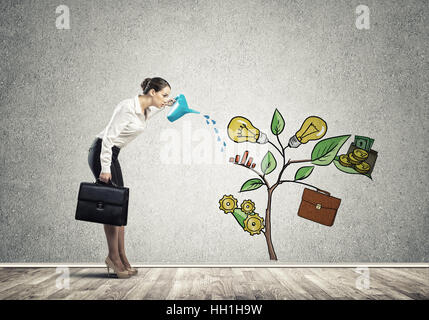 Junge Geschäftsfrau in leeren Raum Gießen gezeichnete Wachstumskonzept mit can Stockfoto