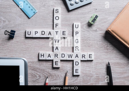 Konzeptionelle Worte Computer Spiel Würfel auf Holzoberfläche gesammelt Stockfoto
