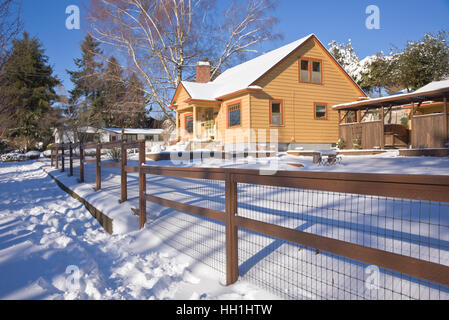 Familie zu Hause und schneebedeckten Boden Gresham Oregon. Stockfoto